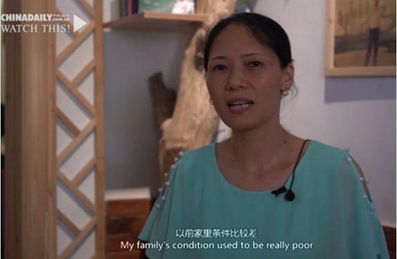 美国小哥红色和绿色成为井冈山的主色调