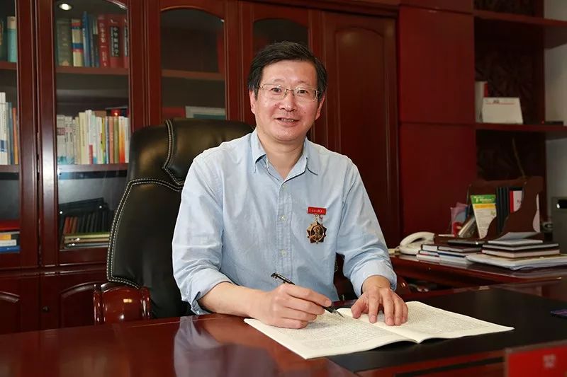 他是州中心医院院长李拓他先后获全国先进工作者,全国"五一劳动奖章"