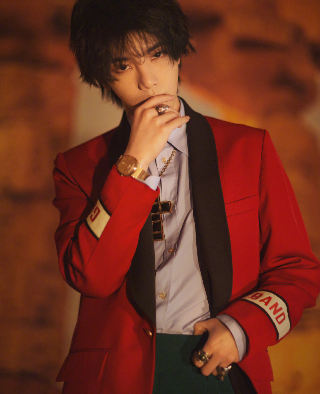 华晨宇红色衣服小合集 帅气的火星男孩魅力无法抵挡