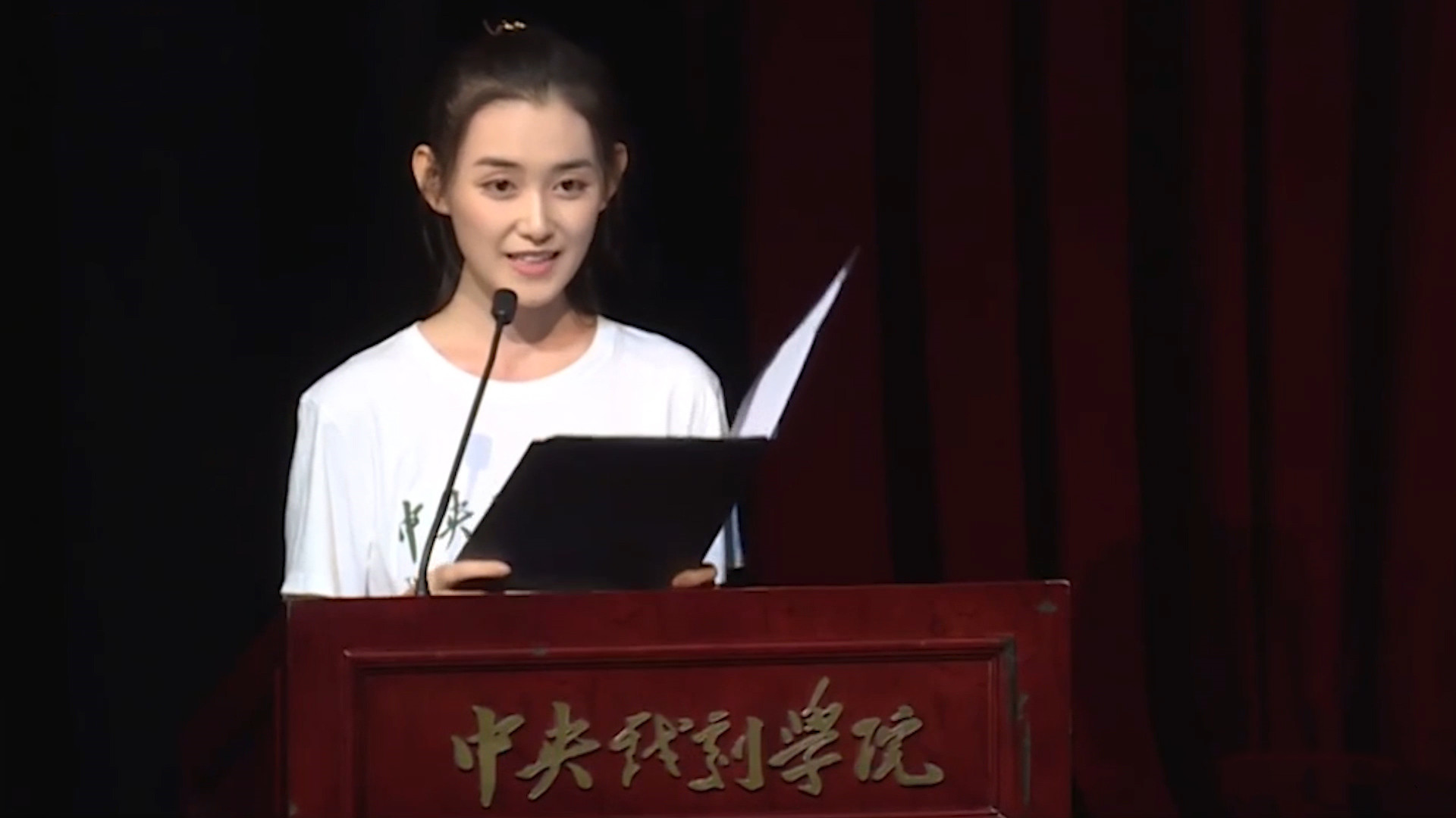 9月9日,蒋依依参加中央戏剧学院2019级新生开学典礼,并作为新生代表