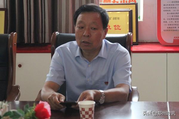 豫龙镇镇长陈向辉到九小开展教师节慰问