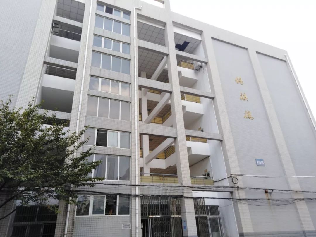 01本部—梅山路81号下面将由安小毅担任导游,带领大家参观一下安医大