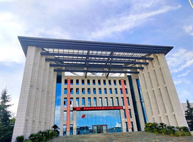 走近祥云一中,园林式的建筑让人眼前一亮,步入校园,你会感到处处都是