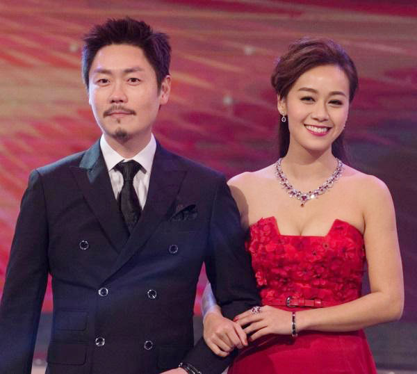 原来自从合作《换乐无穷》后,李思捷就对胡杏儿颇为欣赏,适逢女方与