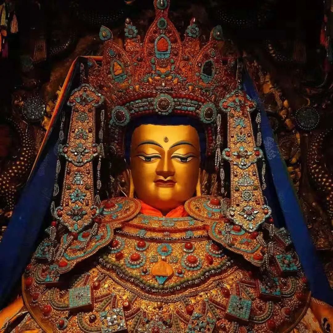 尼佛等身像,8岁等身像供奉在拉萨小昭寺,12岁等身像供奉在拉萨大昭寺