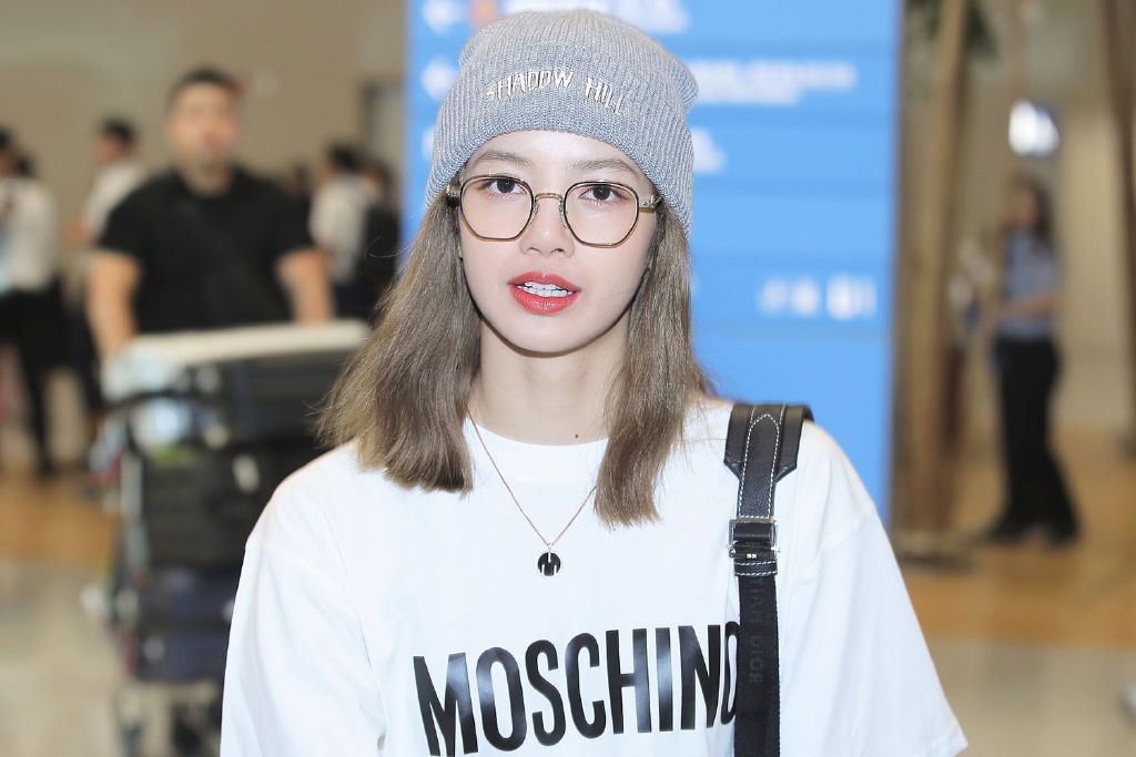原创lisa现身仁川机场戴冬季针织帽显文艺只不过也太反季了