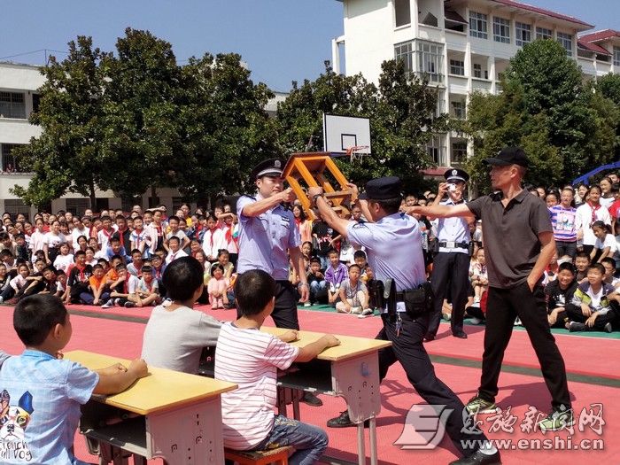 9月6日,恩施市崔家坝镇民族中学开展消防及防暴防恐安全演练,全校900