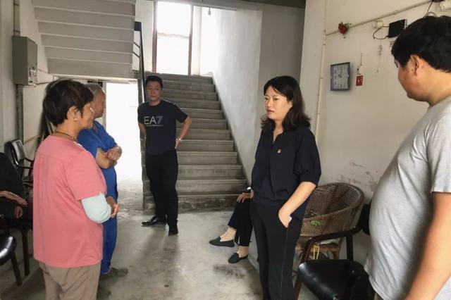 区党委书记,管委会主任费学梅实地检查了浙江大东吴绿家木业有限公司