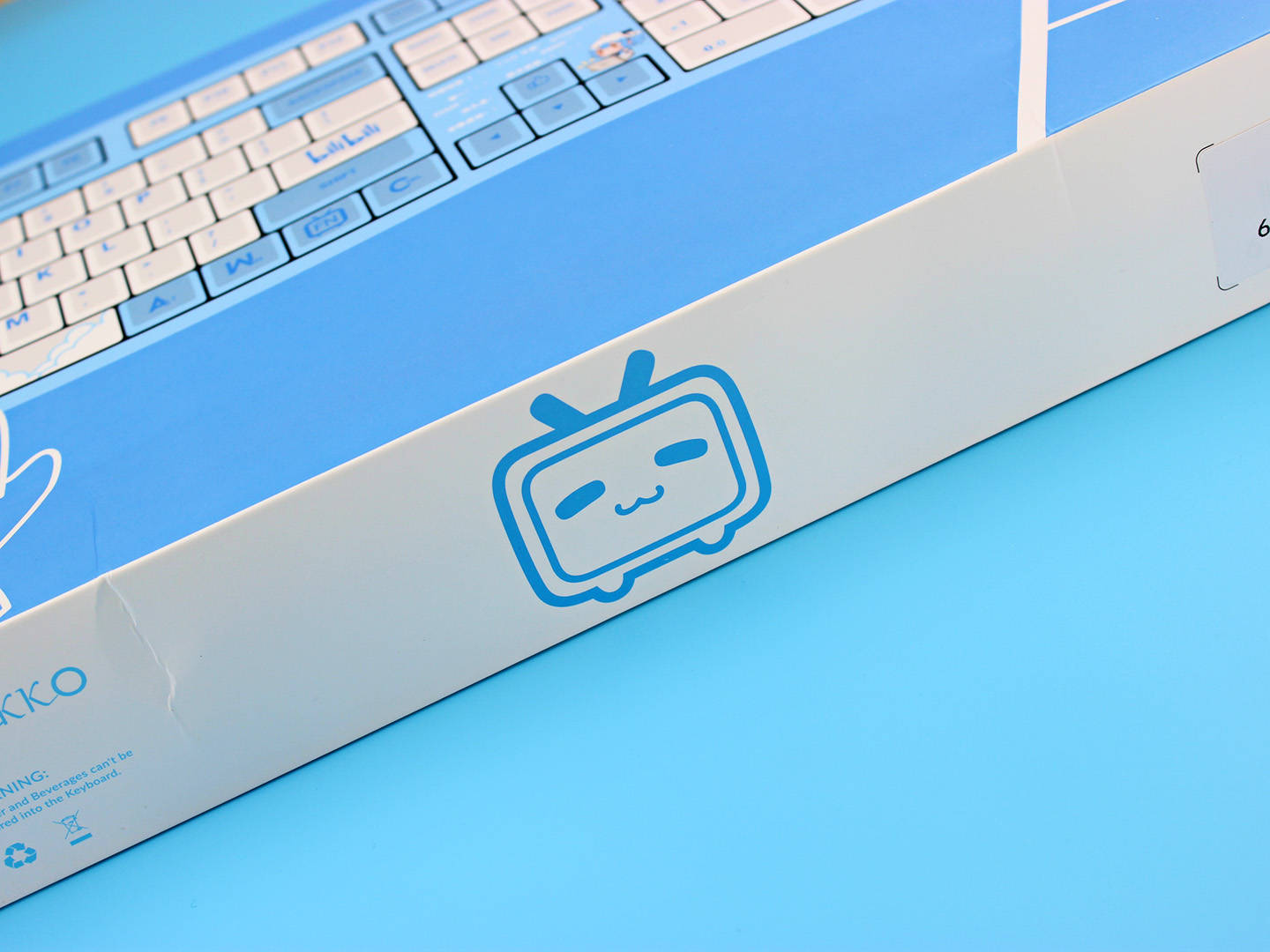 键盘包装采用b站的蓝天白云风格,33娘和22娘分别占领了包装正反面,22