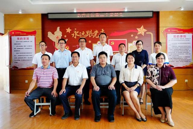 教育动态南宁市领导及兴宁区四家班子领导到城区各中小学校开展教师节