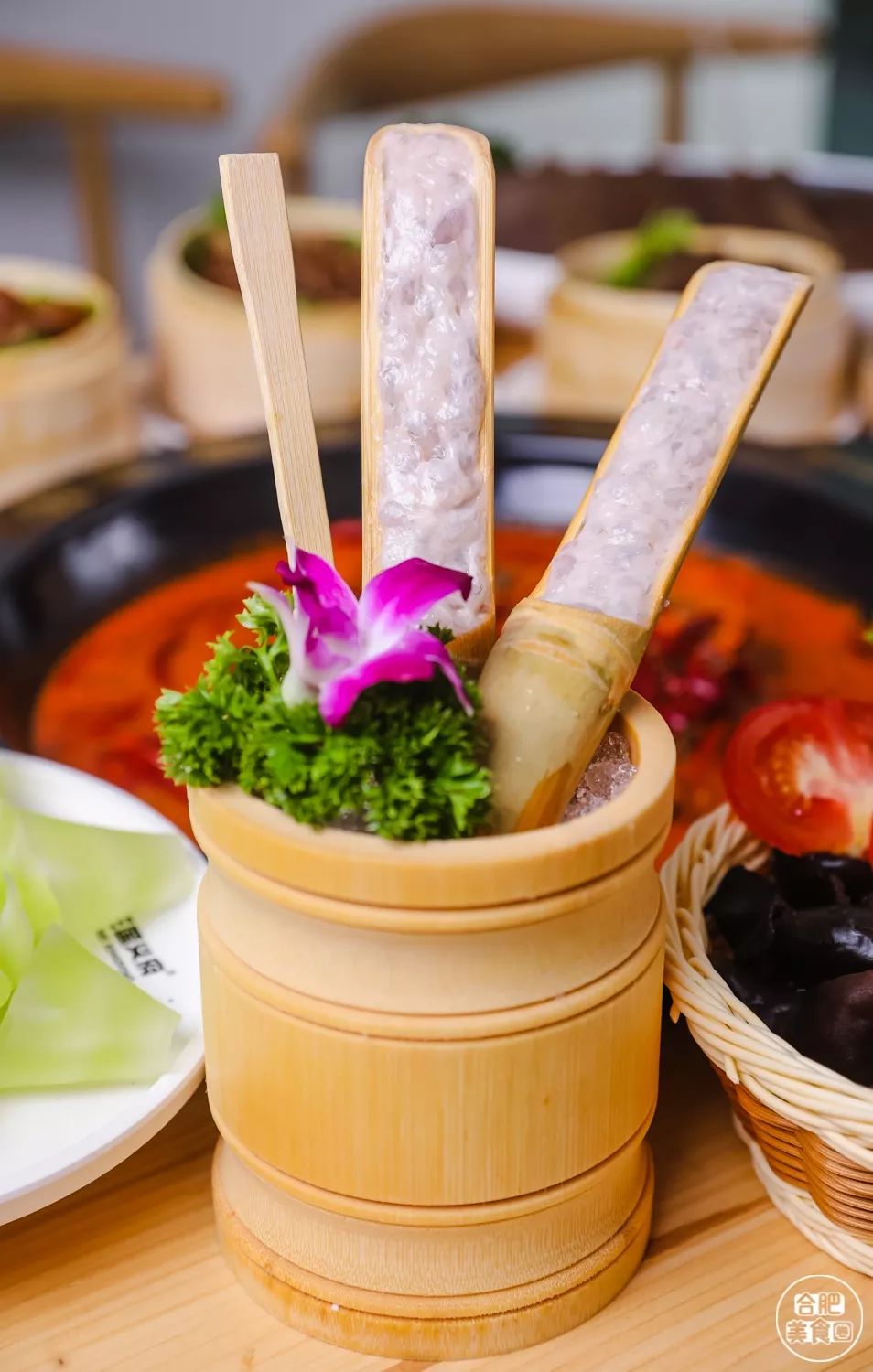 肉眼可见的整颗虾仁镶嵌其中,用竹筒盛放,店里的虾滑都经过大厨手打