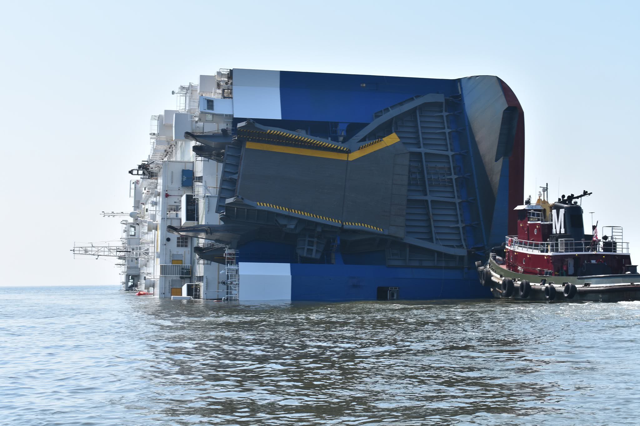 7万吨巨轮在美国海岸侧翻比俄军航母还大船体冒出滚滚白烟