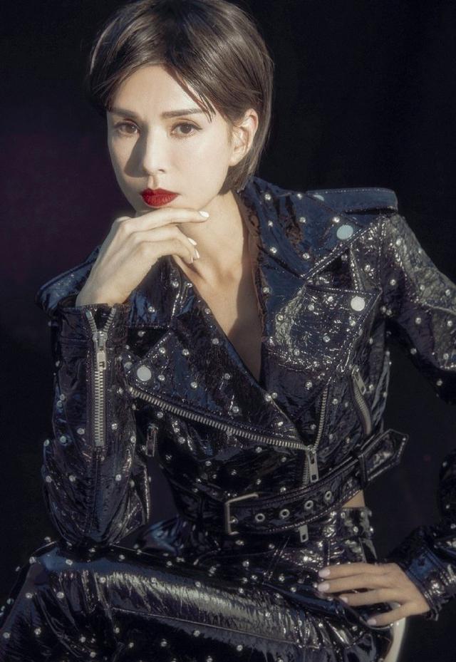 李若彤终于换发型,一头短发配铆钉皮衣知性帅气,大红唇摩登时尚