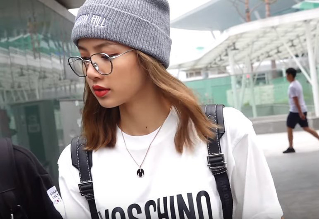 原创lisa现身仁川机场戴冬季针织帽显文艺只不过也太反季了