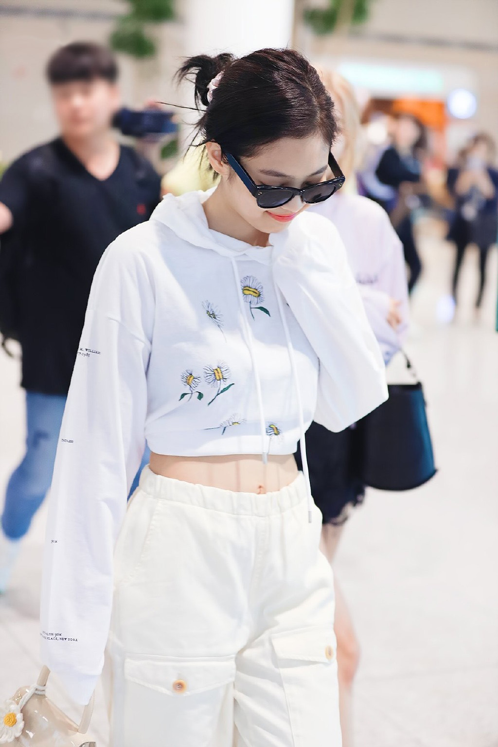 金智妮现身仁川机场,妮妮的小脸好小好圆,好可爱好美腻好呆萌!