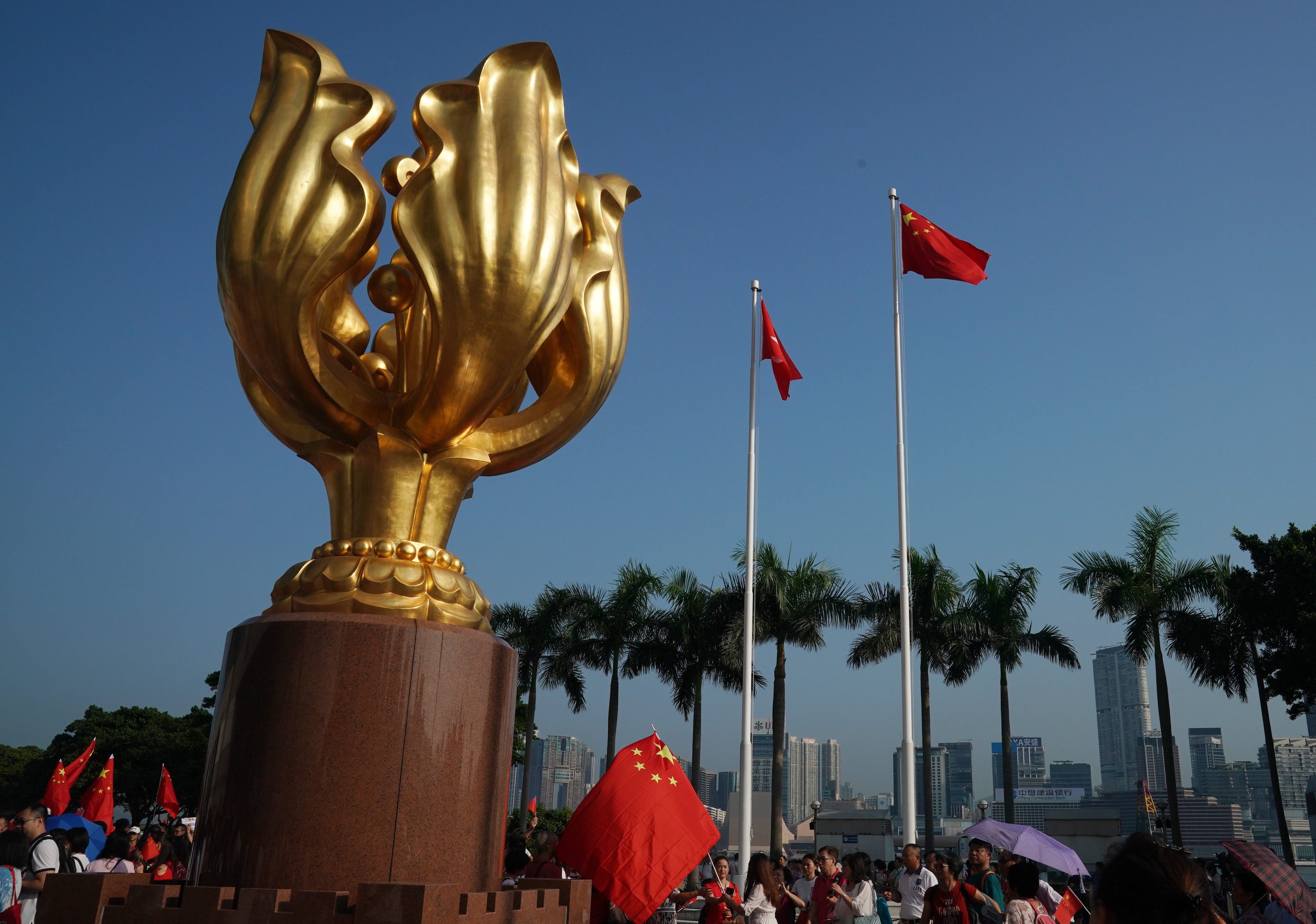 9月8日,在香港金紫荊廣場,人們參加升旗儀式之後合影留念.