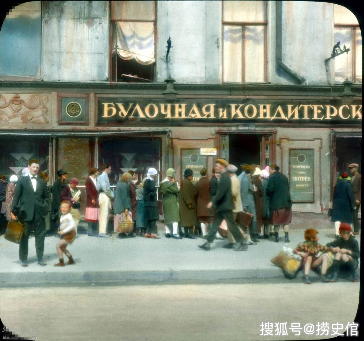 二十世纪初的欧洲俄国冬宫门前停着敞篷轿车女人很土气