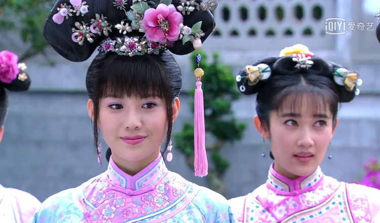 多情江山:从歌女到皇贵妃,董小宛历经6个发型,簪花旗头超雅致