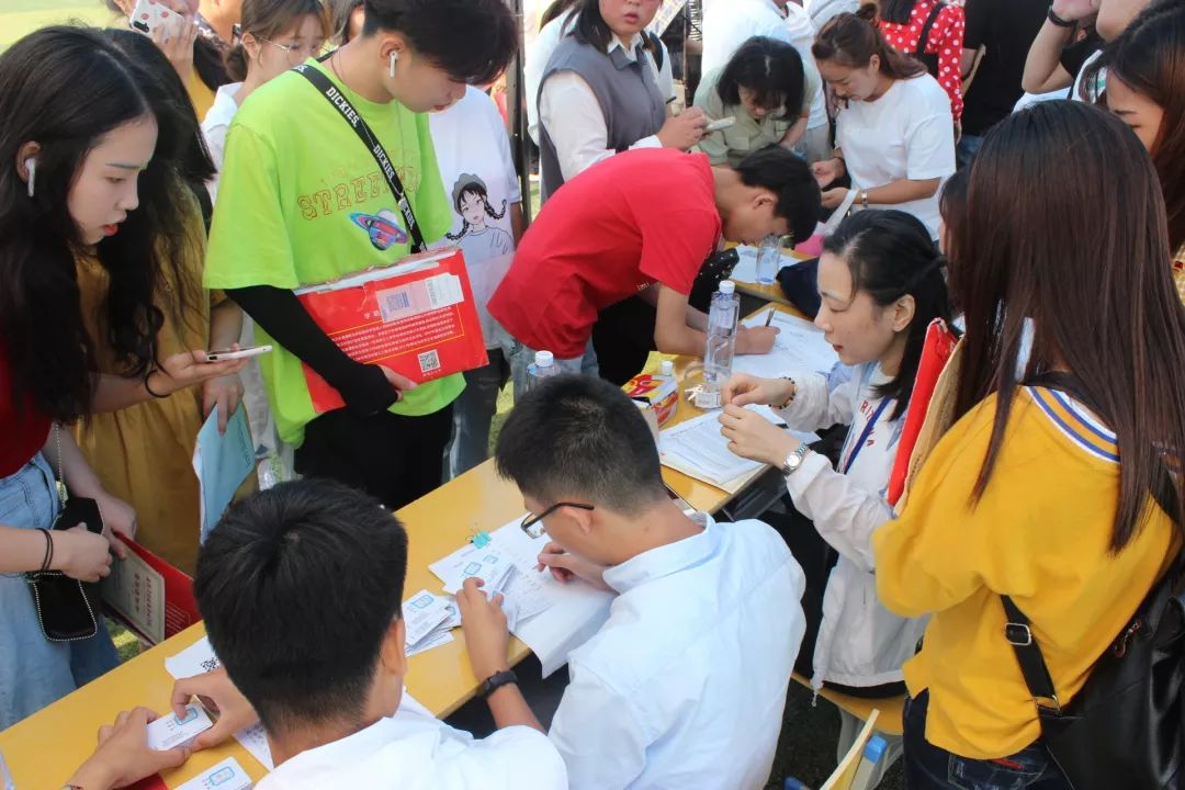 各位观众为您插播一条新生入学广播