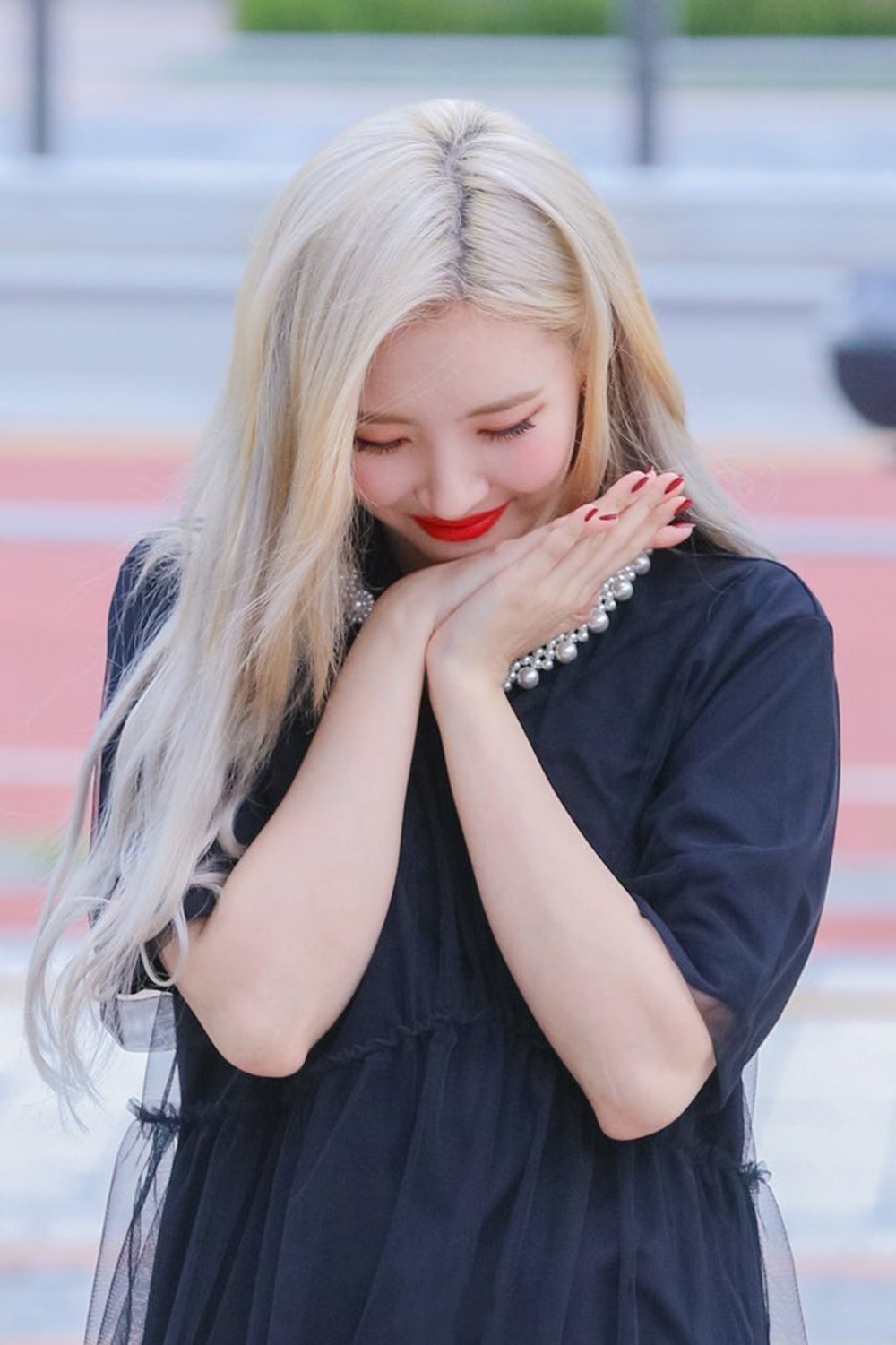 李宣美好娇羞的女人娇羞的她也太可爱了完全就像是个小孩子