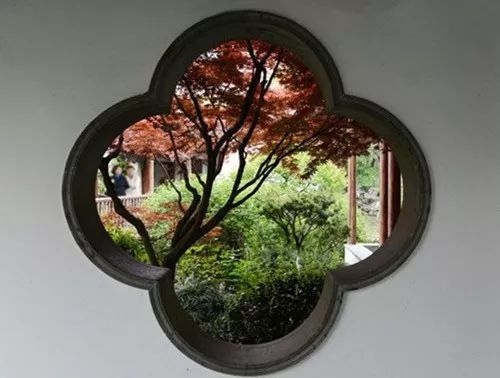 上面这个是梅花形的空窗,还会有弦月,花瓶等形状.