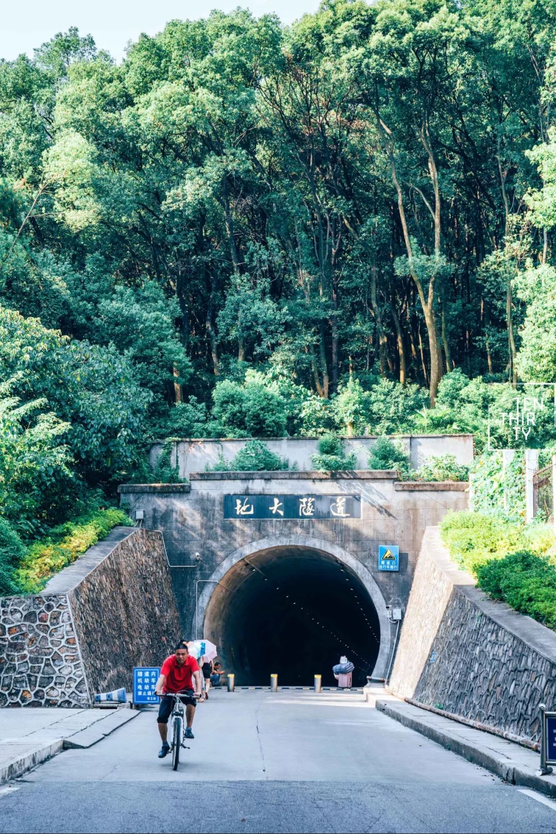 中国地质大学(南望山)@ winho文浩同学文波楼,与以首任校长范文澜先生