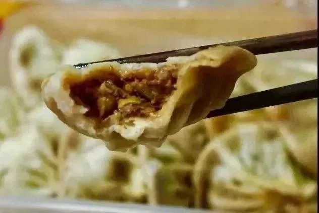 始创于1921年的二友居,由宫廷御厨常二有创办,是正宗的老北京小吃店.