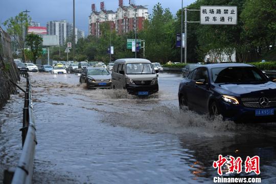 江北機場高速路段被大水淹沒,不少車輛只能緩慢的通過積水處