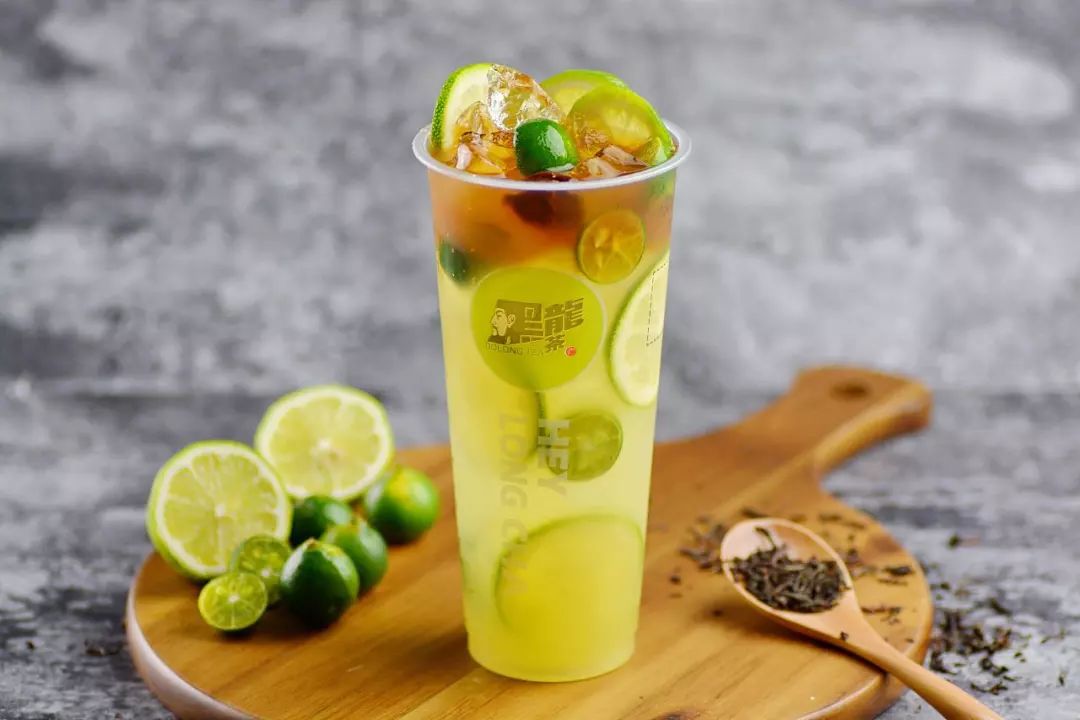 制作步骤:1,柠檬,金桔洗净,柠檬切薄片(泡一杯金桔柠檬茶,柠檬只需3-5