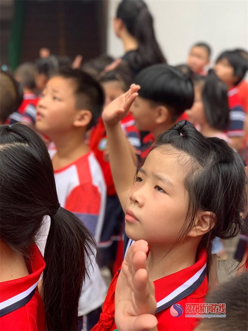 大祥区翠园小学升旗仪式暨教师节献花活动成功举办