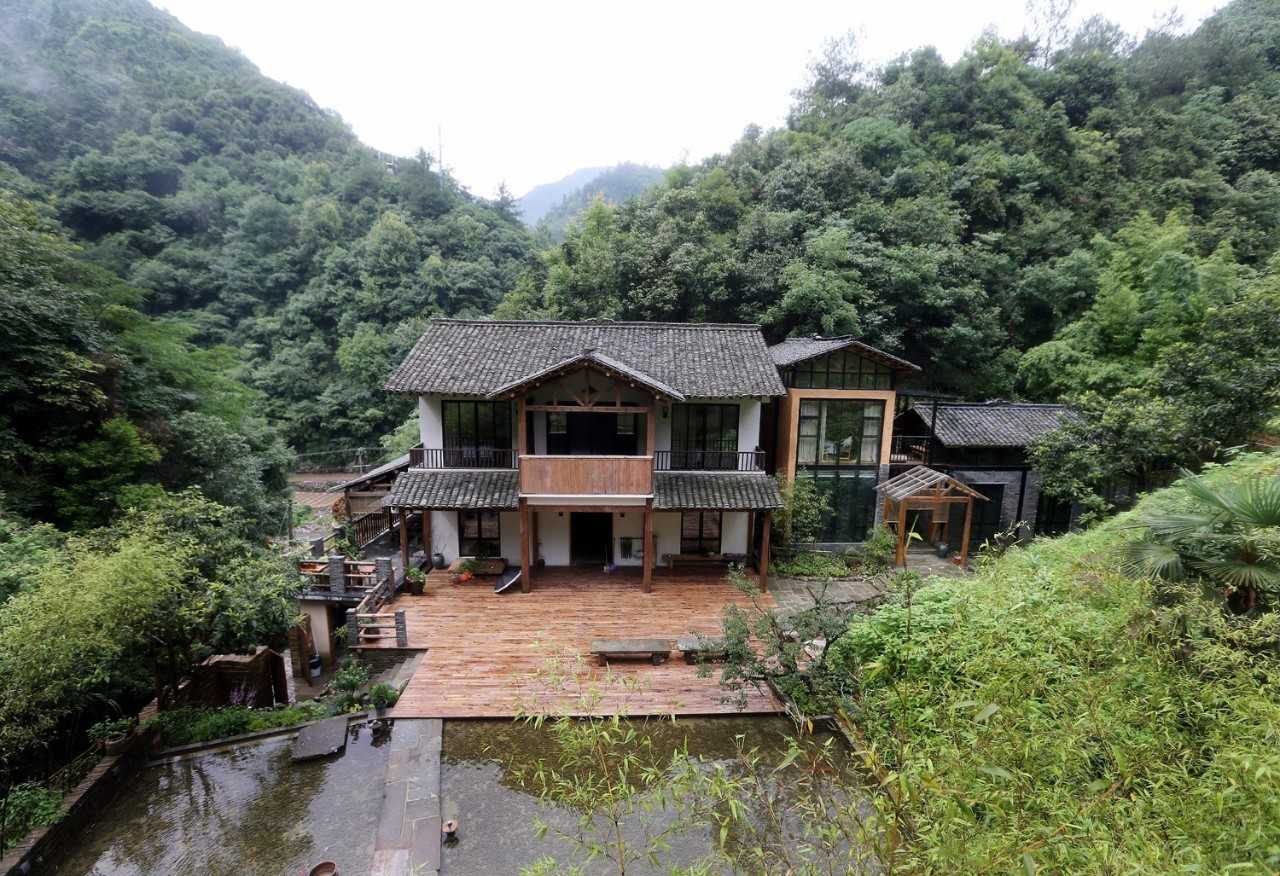 丈夫带妻子逃离繁华都市,来到深山修建别墅,过上隐居生活