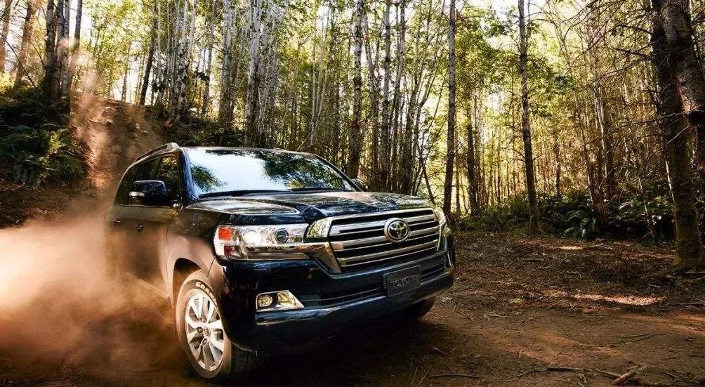 陆巡5700vs雷克萨斯lx570肌肉硬汉与西装暴徒的巅峰对决