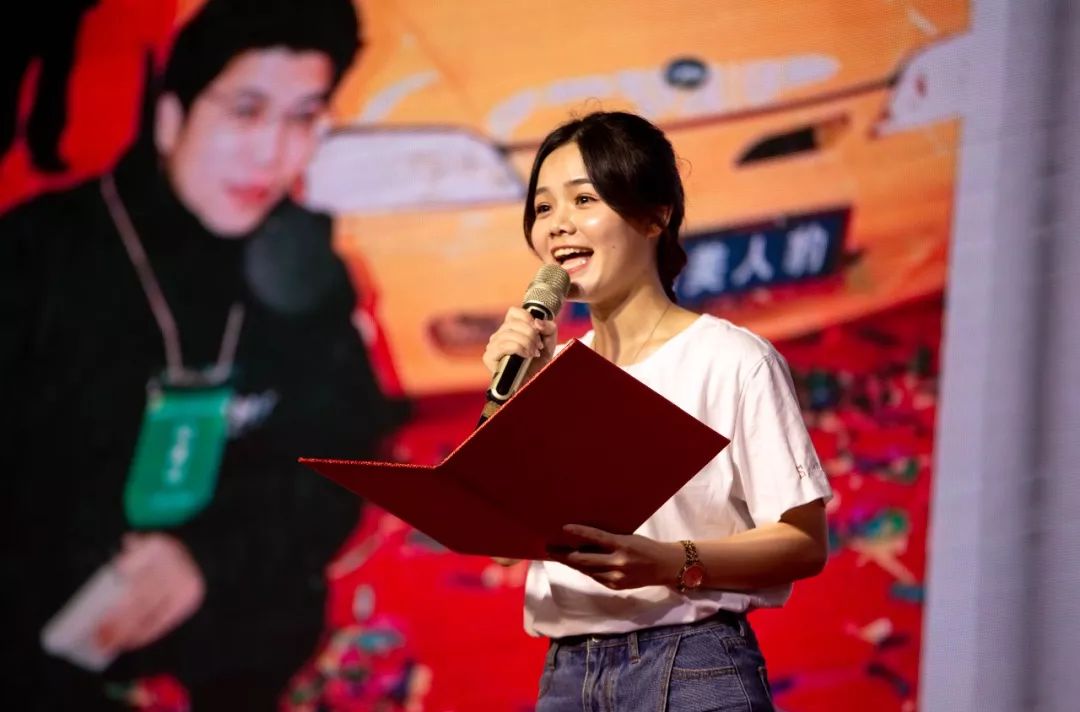 20年一遇的大锦鲤被这个温岭眼镜哥抽中昨晚他现身987的20周年庆