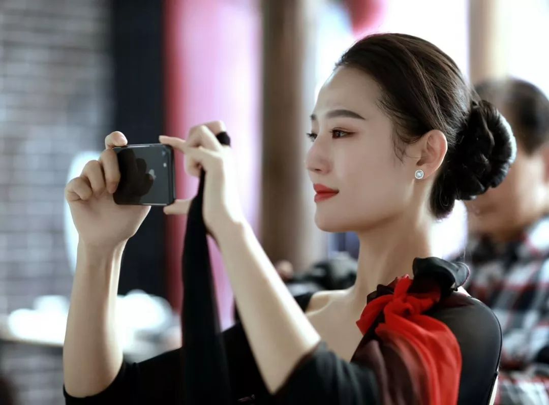 力量柔软练习*手腕柔软练习*手指柔软练习*常用的几种手部仪态:挥手礼