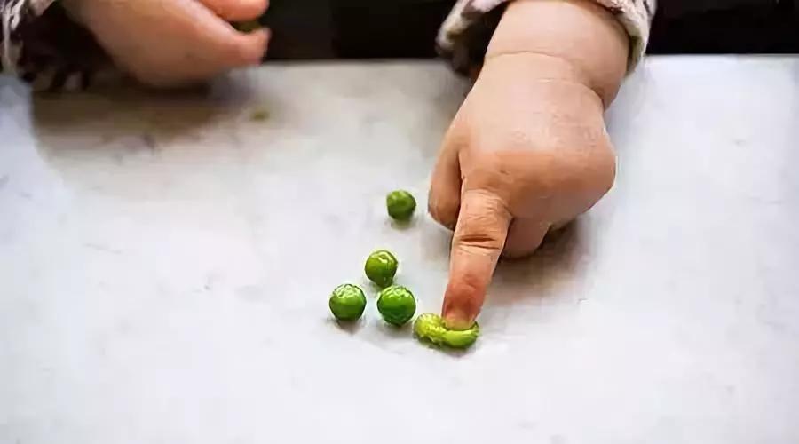 为什么宝宝喜欢用小手抠东西戳洞洞