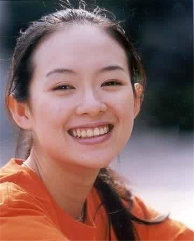 这颜值太真实了章子怡20年前的旧照流出满脸雀斑青涩可爱