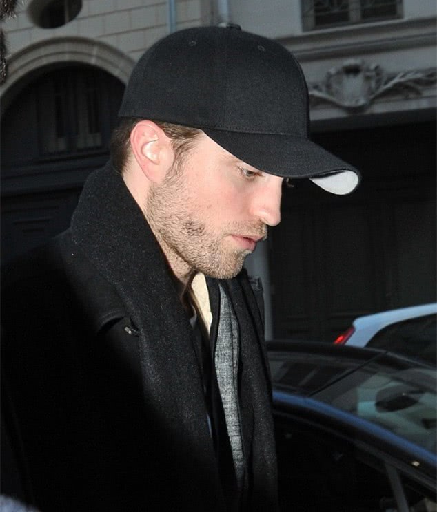 暮光男满脸胡茬大叔范儿,有种稳重的成熟