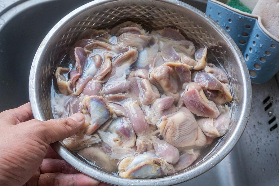 鸡肚是鸡的食囊俗称鸡嗉子,里面有很多油脂,刮的时候稍微用力一些