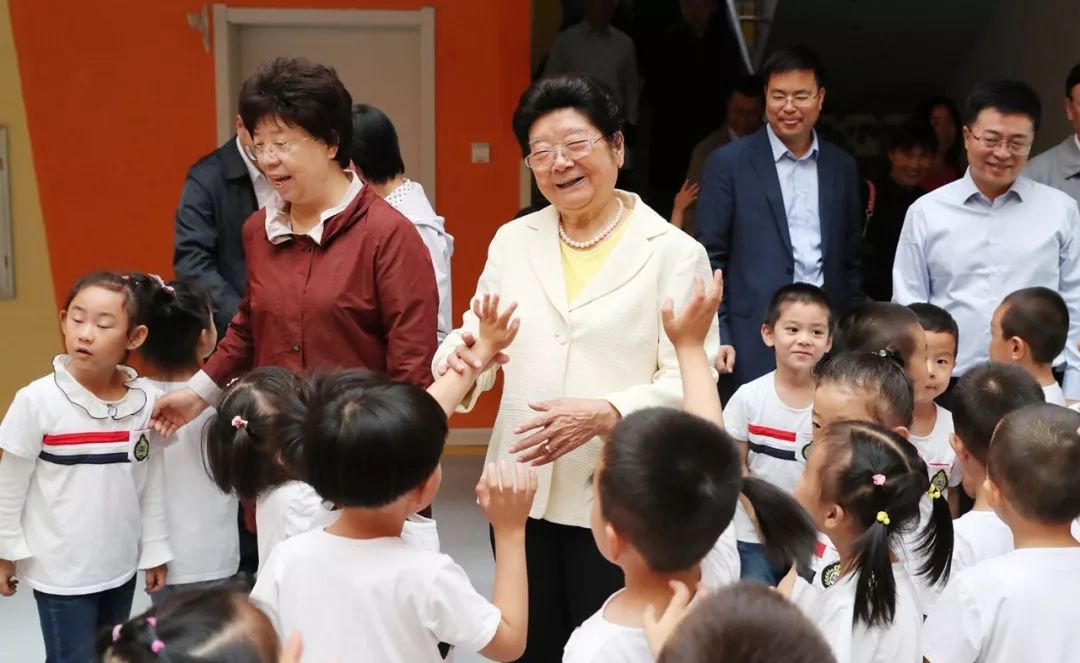 顾秀莲到幼儿园看望孩子们吴明明等陪同