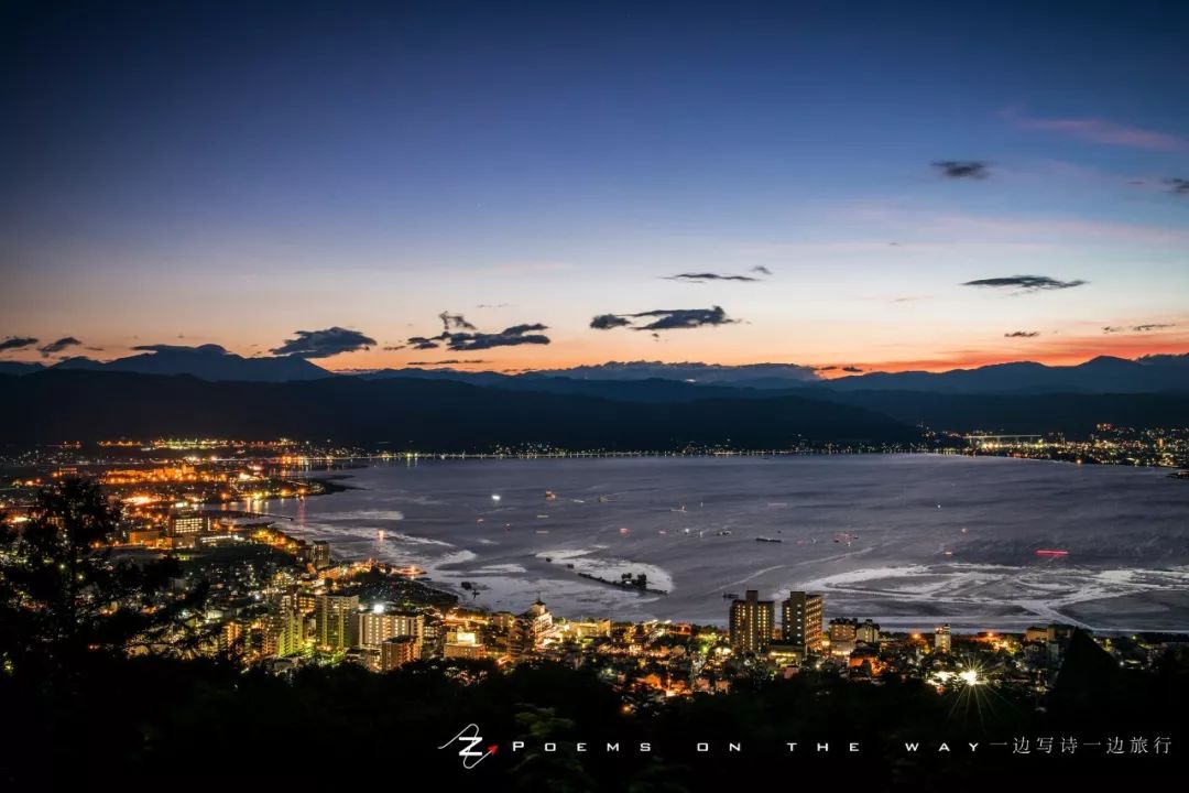 几乎位于长野县中心位置的诹(zōu)访湖,是信州第一大湖泊.