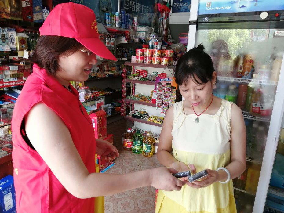 村社园地药具发放勤上门计生服务暖人心京荣社区开展免费发放计生用品