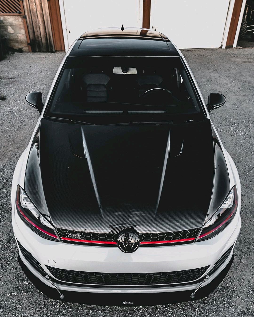 难以抗拒的经典黑白配色,碳纤维引擎盖战斗气息十足