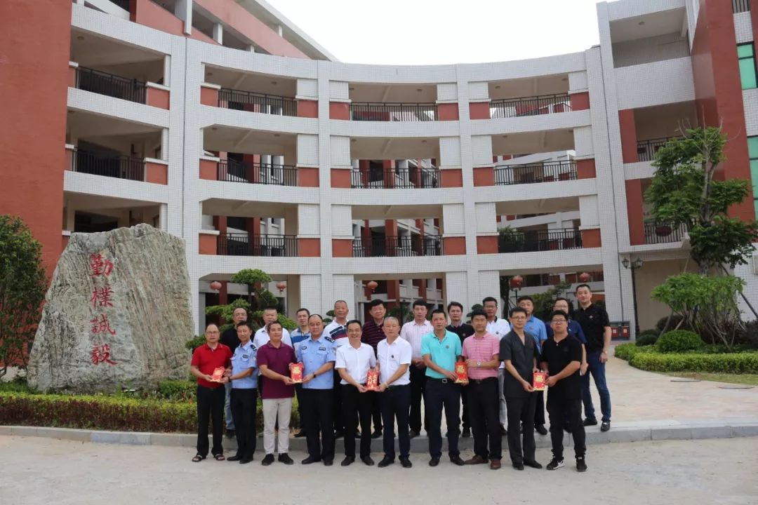 庆祝教师节校友总会与金井多家共建单位领导莅临毓英中学慰问