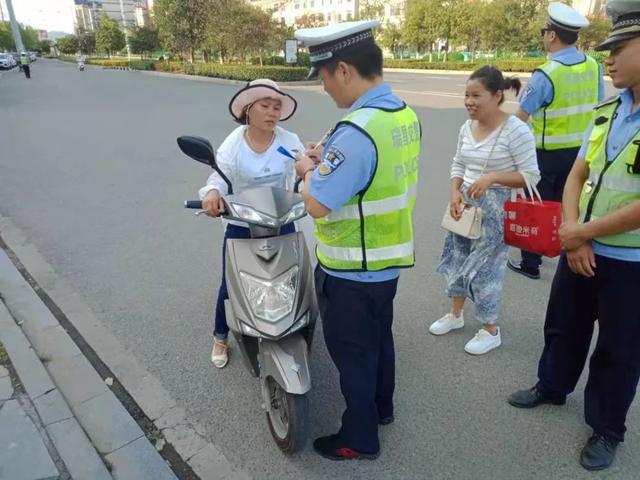 电动车正确的握车姿势图片