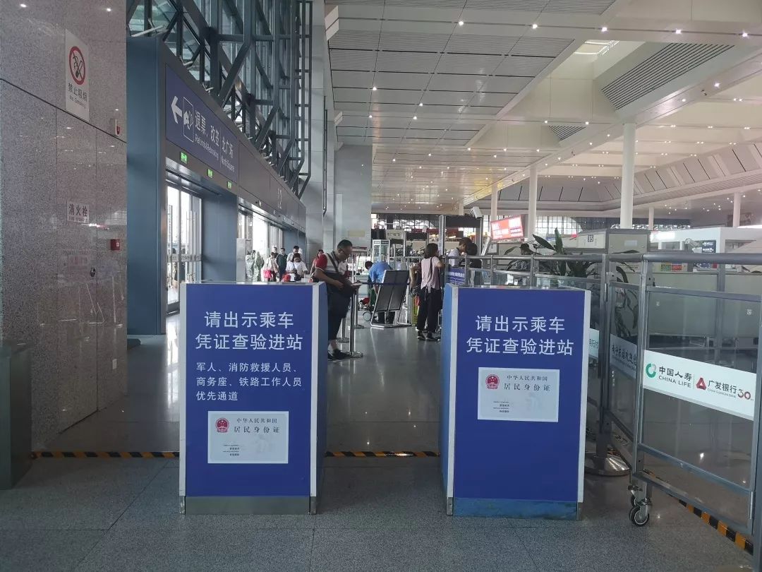 目前,在南宁东站四个进站口安检仪前,已放置实名制验证工作台.