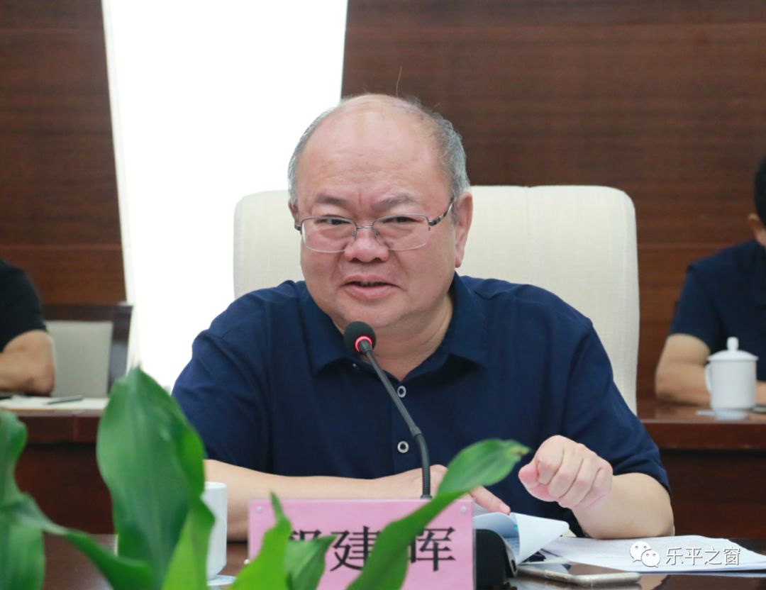 市委书记俞小平作表态发言.