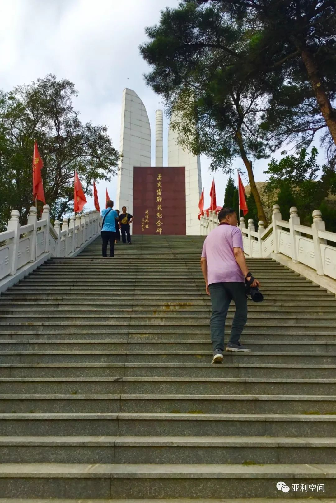 赵萌孟良崮主峰远眺摄影 赵萌1947年5月16日,国民党74 师师长张灵甫在