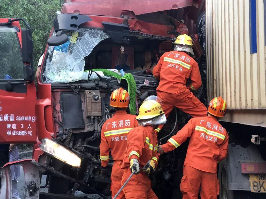 【事故】205國道兩貨櫃車迎面相撞,車頭嚴重變形,司機被困駕駛室!