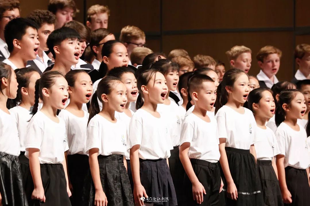 人民日报点赞厦门沧江剧院联合吉岛音乐出品少儿合唱无与伦比的美丽