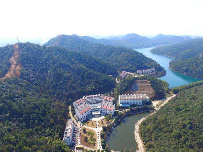 枕水入夏,耳听蝉鸣,石燕湖有庭院式的石燕山庄,曲折回廊;有阁楼式的融